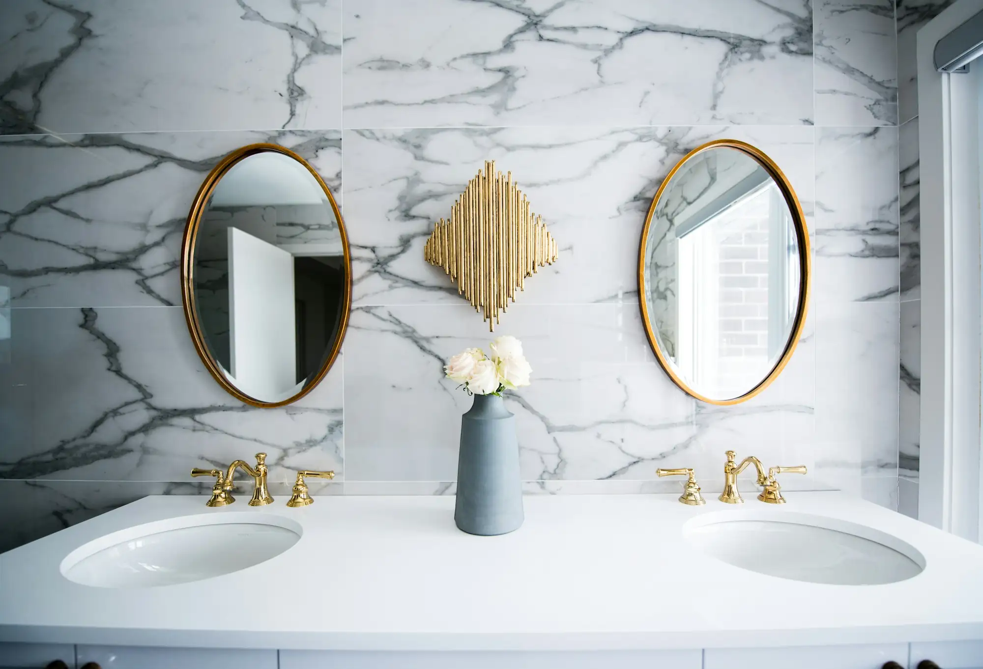 Lavabo tezgahı ve duvar kaplaması — Banyo